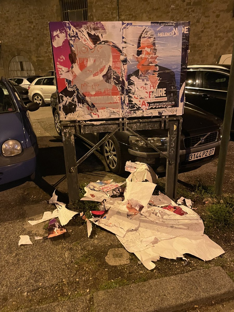 ValentinMaigre's tweet photo. Sans Emmanuel Macron / avec #EmmanuelMacron #5ansdeplus https://t.co/b6VCfap0mC