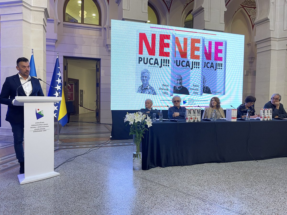 EricHauck's tweet photo. En l’acte d’homenatge a la @vijecnicasa s’ha presentat la trilogia dels seus diaris de guerra #NePucaj (1992, 1993 i Fragments), memòria de l’heroica defensa de #Sarajevo sense armes i la incomoditat que va suposar per al poder un #Divjak compromès amb el diàleg entre cultures… https://t.co/1v7d5u8OlH