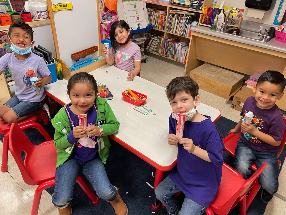 OES_Ocelots's tweet photo. 🍧Thank you Olmito PTA for providing our students with a cold Fri-YAY treat!🍧 #weekoftheyoungchild2022 https://t.co/y7wTYU0WJ0