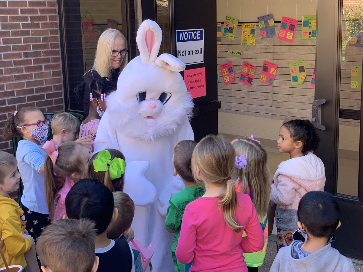 Mr_ARobertson's tweet photo. You never know who may show up at @lexingtonelemsc! Happy 🌺 Spring Break 🌸 everyone! @levelupliteracy https://t.co/kJygnqmXiy