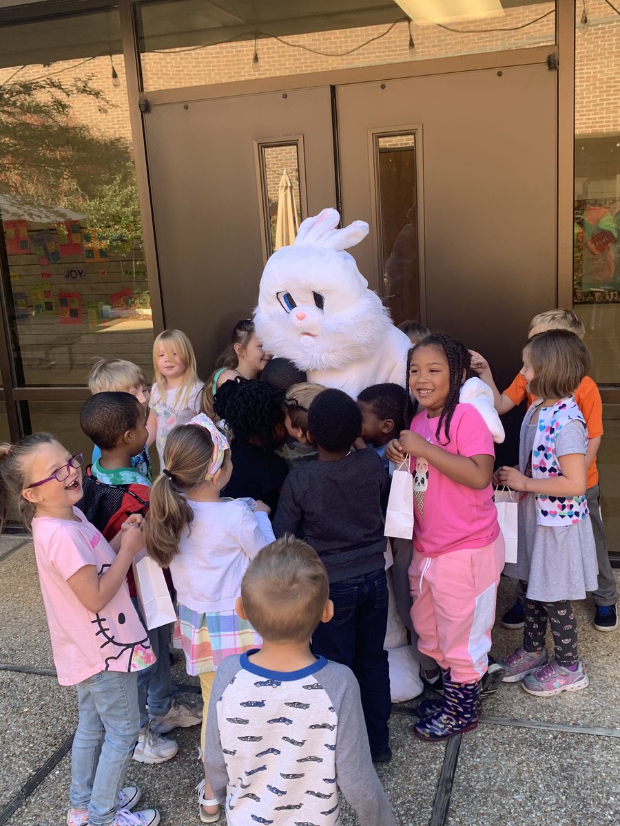 Mr_ARobertson's tweet photo. You never know who may show up at @lexingtonelemsc! Happy 🌺 Spring Break 🌸 everyone! @levelupliteracy https://t.co/kJygnqmXiy