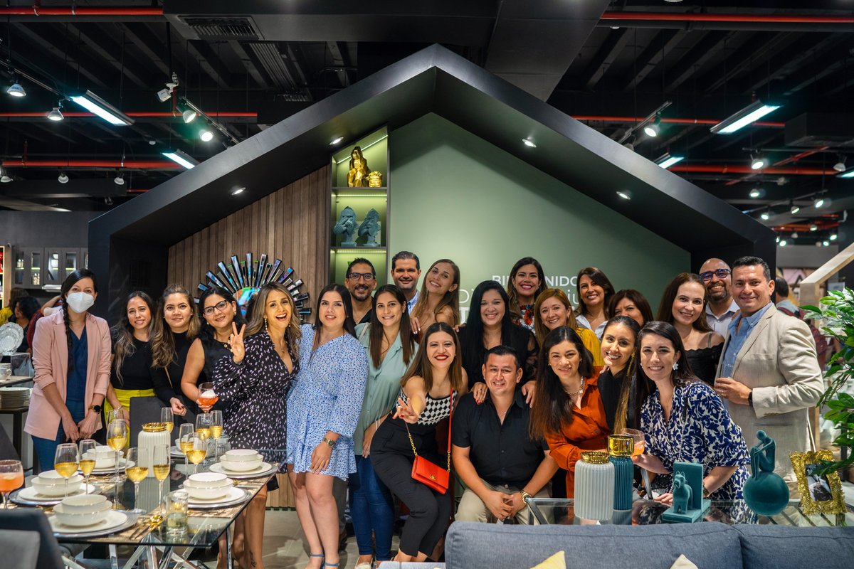 AlmacenesPycca's tweet photo. Así celebramos nuestra nueva tienda Pycca #DecoStore 🥂 en @Sanmarinogye, en una noche llena de lujo ✨ que compartimos junto nuestros queridos amigos, clientes, líderes de decoración y seguidores. 🤩💃🏽
¡Sigamos creciendo juntos! ☀️
#Pycca #SanMarino #deco #tendencias #evento https://t.co/sOzlpRLjcu
