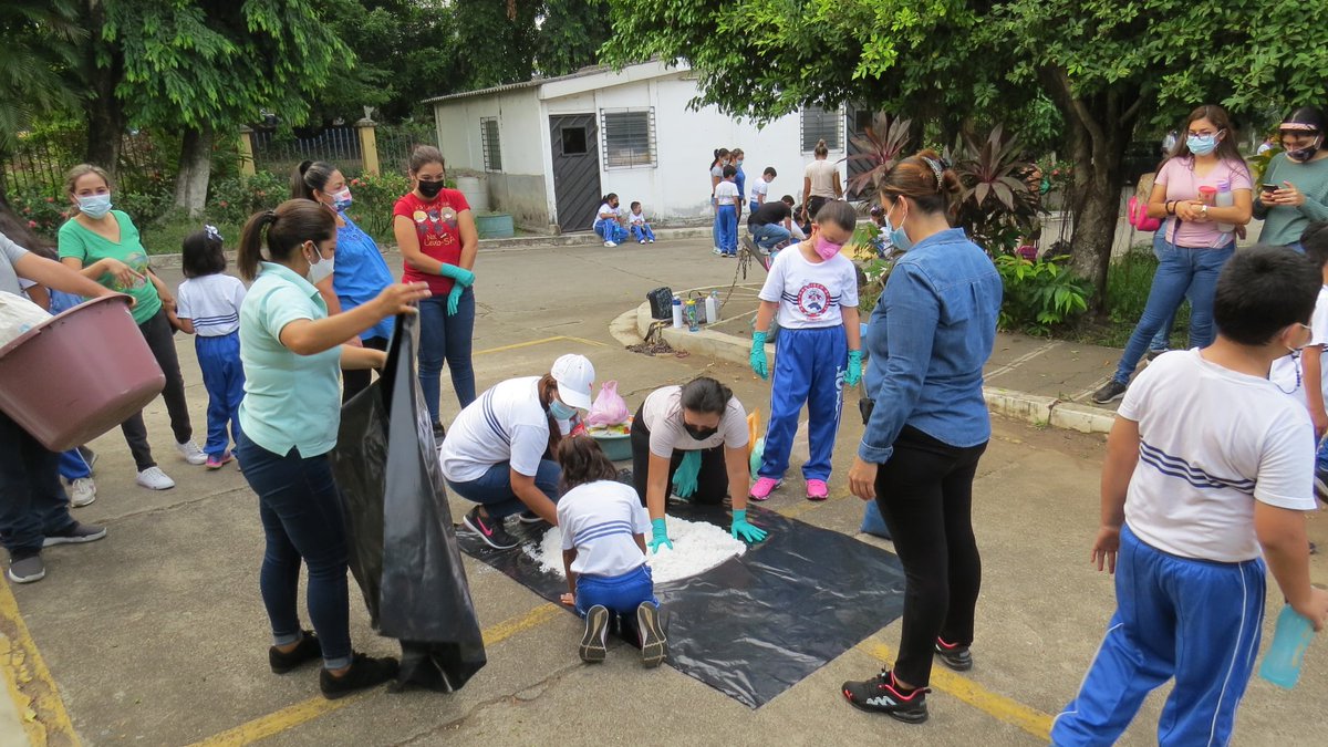 Elaboración de alfombras #Viacrucis2022
#Álbum - facebook.com/media/set/?set…
