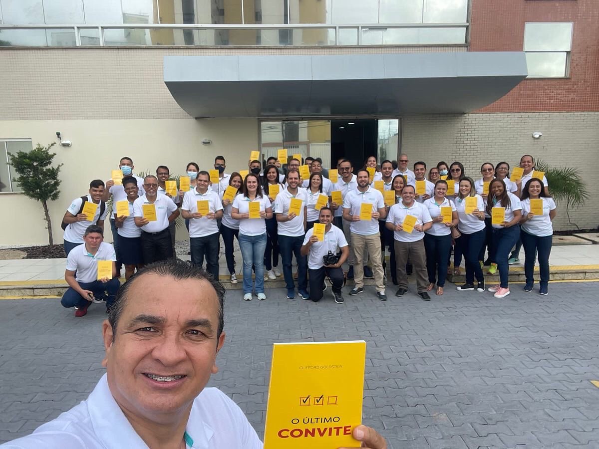 pastorotimar's tweet photo. Hoje nós os servidores da @AdventistasMN fizemos o IMPACTO ESPERANÇA no bairro sonho verde, em Parnamirim-RN.

Lançamos também ali a pedra fundamental da futura IASD no local. A mesma foi #ADOTADA pelos servidores da MNe, para a sua construção. 

Juntos Fizemos #PROEZAS🛐 https://t.co/WR7dpWCmV9