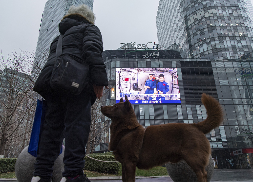cgtnamerica's tweet photo. The livestream drew over 3 million views in #China, attracting both children, adults, and some students outside China. On April 9th, the #Taikonauts are planning to answers some interesting questions from #American students as well.
#teachingfromspace #spaceChildreN #spacechina https://t.co/pJNr97lSEs