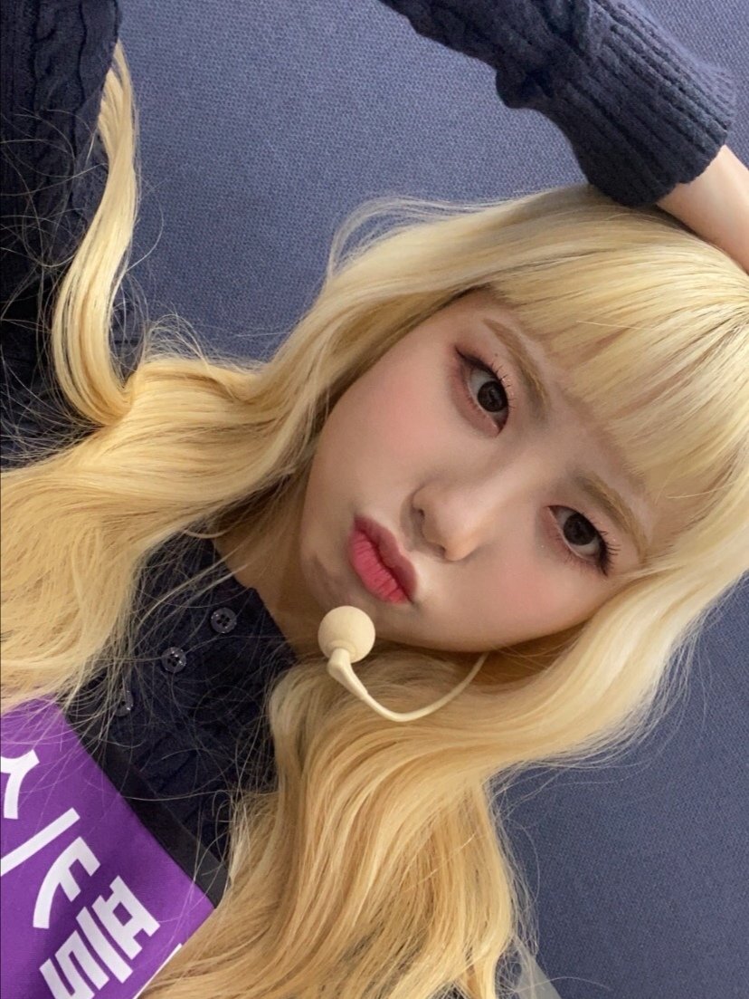 purpleiades's tweet photo. De las mejores noticias que pude recibir el día de hoy fue que #SUHOisBack y, ¿se adivinan quién anduvo emocionada por ello? Claramente la más linda, o sea yo y me vine corriendo para ver la presentación de #SUHOsGreySuit mejor que solo en 4k. 😗
𝙺itty—𝙴mo 🐈⬛✶ #𝐏eony ! https://t.co/ZpwengHdVo
