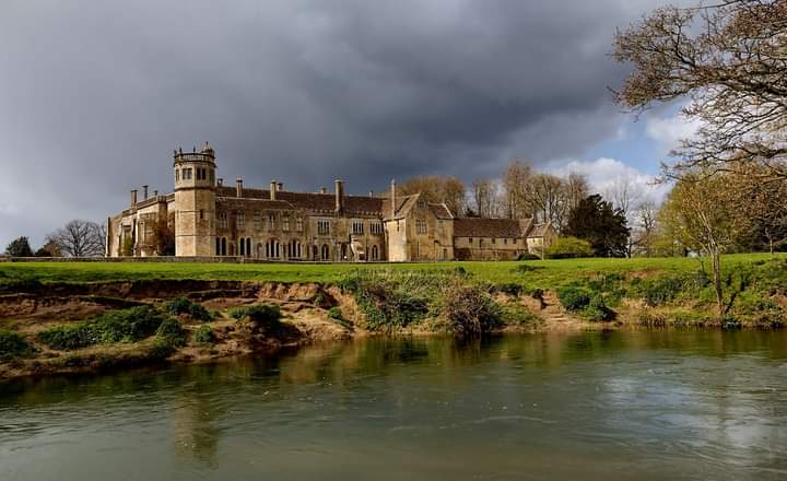 HevRob1's tweet photo. Here's another gem from Wiltshire, Lacock Abbey. Beautiful. Learn a bit more about the county in https://t.co/ELfxrgGi18 which reveals ten less well known sites to visit. A guidebook disguised as a quiz.
**Paperback is on offer**
#Easterdaysout #kindle #bookoffer https://t.co/8xB1DSFxJL