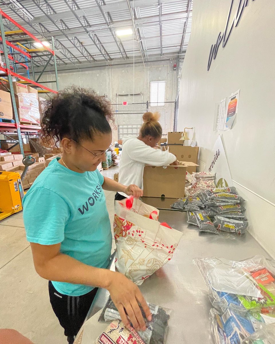 SailfishWBB's tweet photo. Spent our afternoon at the Palm Beach County Food Bank…one of our FAVORITE @pbaworkship spots 💙 
You can catch us here every Friday for the rest of this month ☺️
#WORKSHIP https://t.co/EuX0pKDFVs