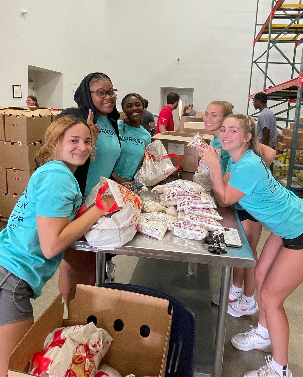 SailfishWBB's tweet photo. Spent our afternoon at the Palm Beach County Food Bank…one of our FAVORITE @pbaworkship spots 💙 
You can catch us here every Friday for the rest of this month ☺️
#WORKSHIP https://t.co/EuX0pKDFVs