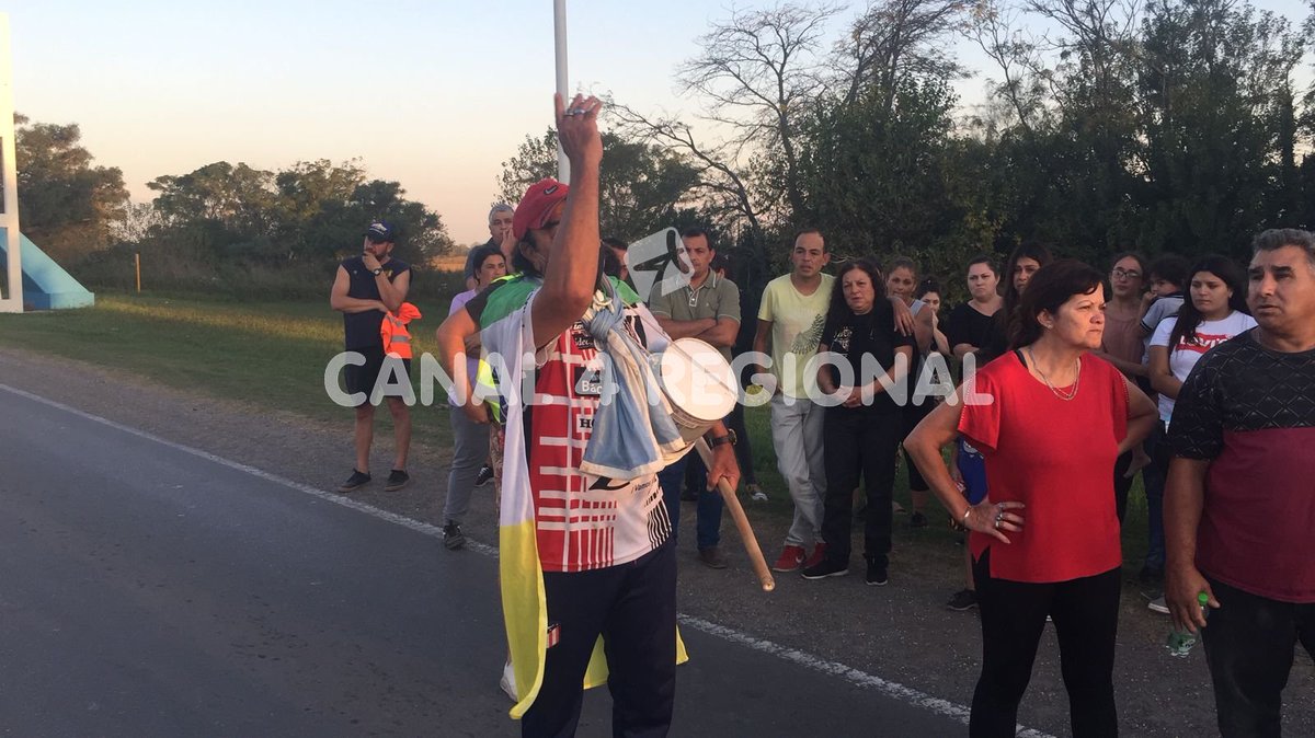 canal4regional's tweet photo. #AHORA #URGENTE
Corte total en el ingreso este a #Serodino por la #RP91.
Vecinos autoconvocados protestan por la falta de obras en dicha traza, la peligrosidad de la misma y la desidia absoluta de las autoridades políticas. https://t.co/rpTiB59y2F