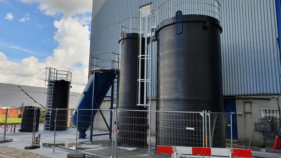 Mooie dag! Met <a href="/urgenda/">@urgenda.bsky.social</a> #regiotour bij demonstratiefabriek <a href="/hvcgroep/">HVCgroep</a> Dordrecht waar uit ons rioolslib een waardevol biologisch afbreekbaar biopolymeer PHA2USE - natuurlijke plasticvervanger - wordt ontwikkeld 

Op weg naar #circulareconomy voor #afvalwater 💙 <a href="/hollandsedelta/">waterschap Hollandse Delta</a>