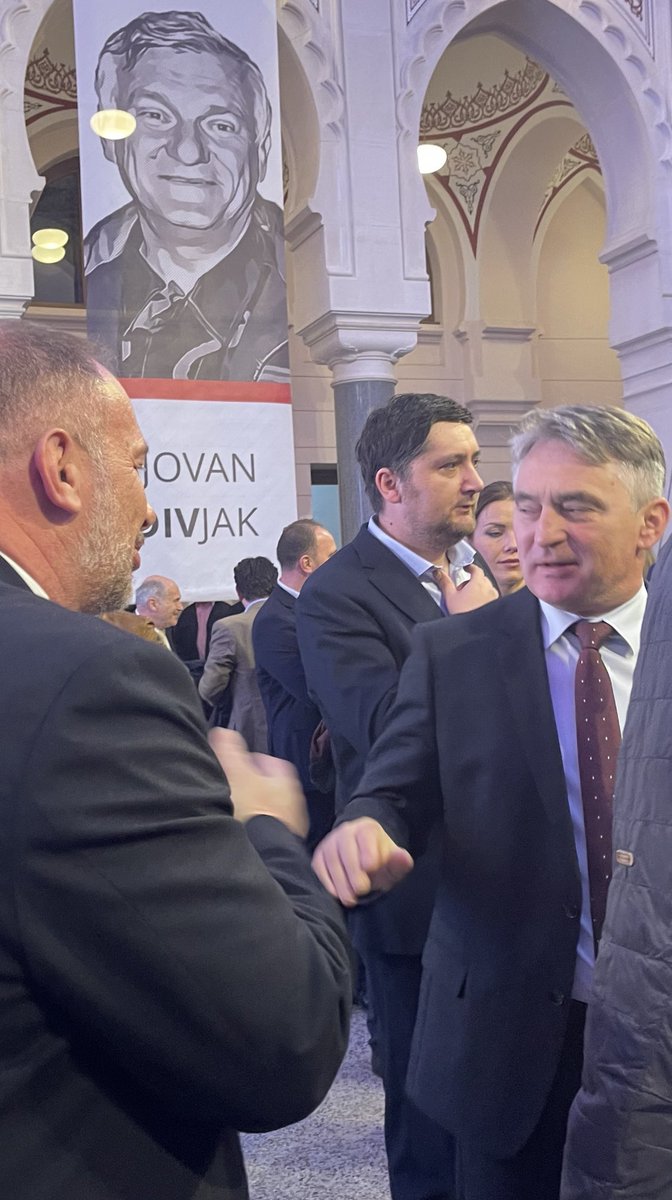 EricHauck's tweet photo. Encara avui Jovo #Divjak és l’únic capaç de reunir en una mateixa sala polítics de tots els colors, procedències i administracions, ex-combatents, joves becats per la seva estimada associació @OGBiH artistes i pensionistes … https://t.co/cjcQtt3IRO