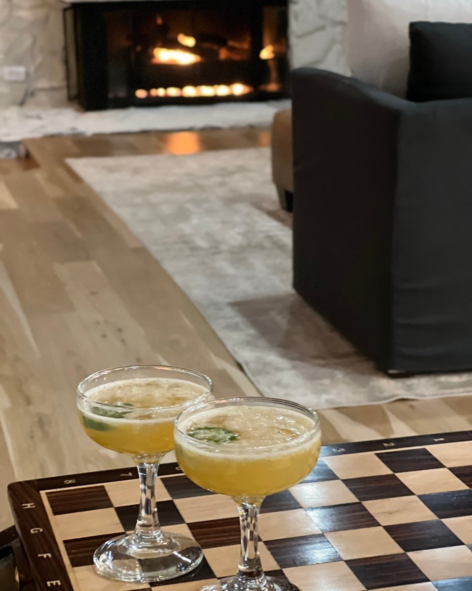 CocktailSquad's tweet photo. A perfect spring night in the 303 ⚡️

#drinkcocktailsquad #cocktailsquad #rtd #cannedcocktail #cannedcocktails #drinksofinstagram #april #classy #classyclassics #cocktailsinacan #boulderlocal #premiumspirits #taste #highabv #vodka #whiskey #gin #tequila #margarita #ginandtoni https://t.co/ucI3POe5A6