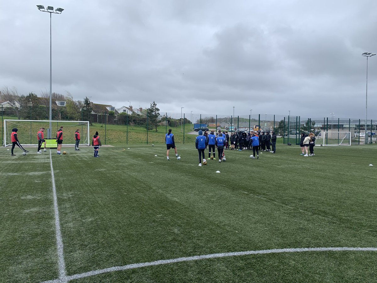 60 o fyfyrwyr chwaraeon yn cwblhau sesiwn ymarferol Gwobr Arweinydd Pel Droed bore ddoe ⚽️👏🏻 60 sports students conducting their Football Leaders Award practical session yesterday morning ⚽️👏🏻