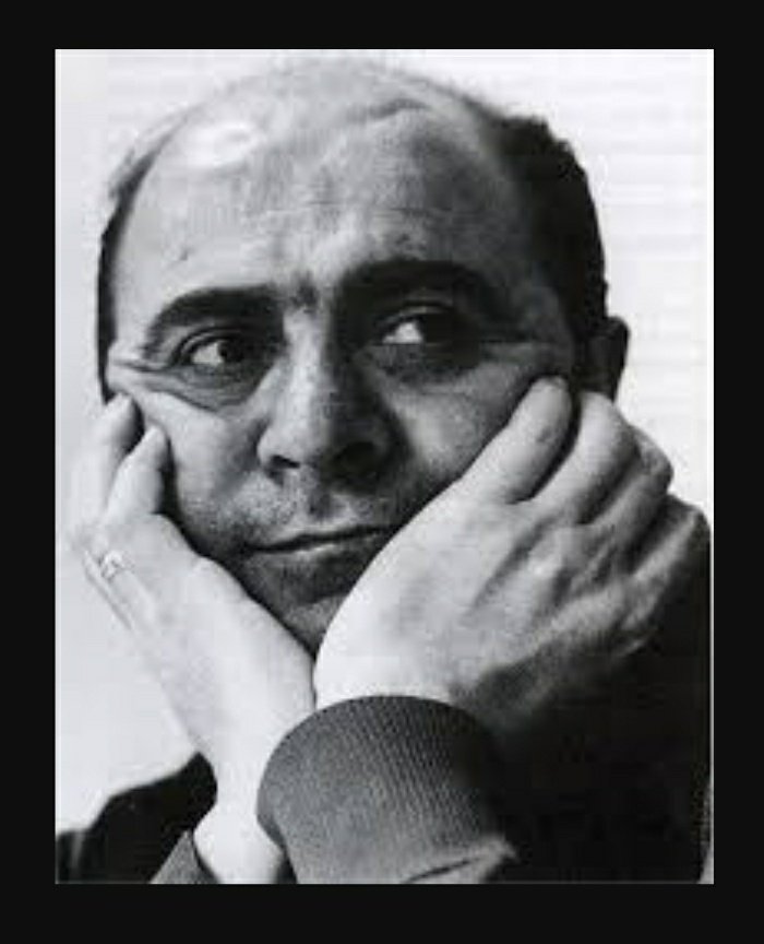 Sevilmek: “ Leyla’sına mektubu ulaşsın diye 25 kuruşluk posta pulu almak için hamallık yapan Ahmed Arif’in hakkıydı.”