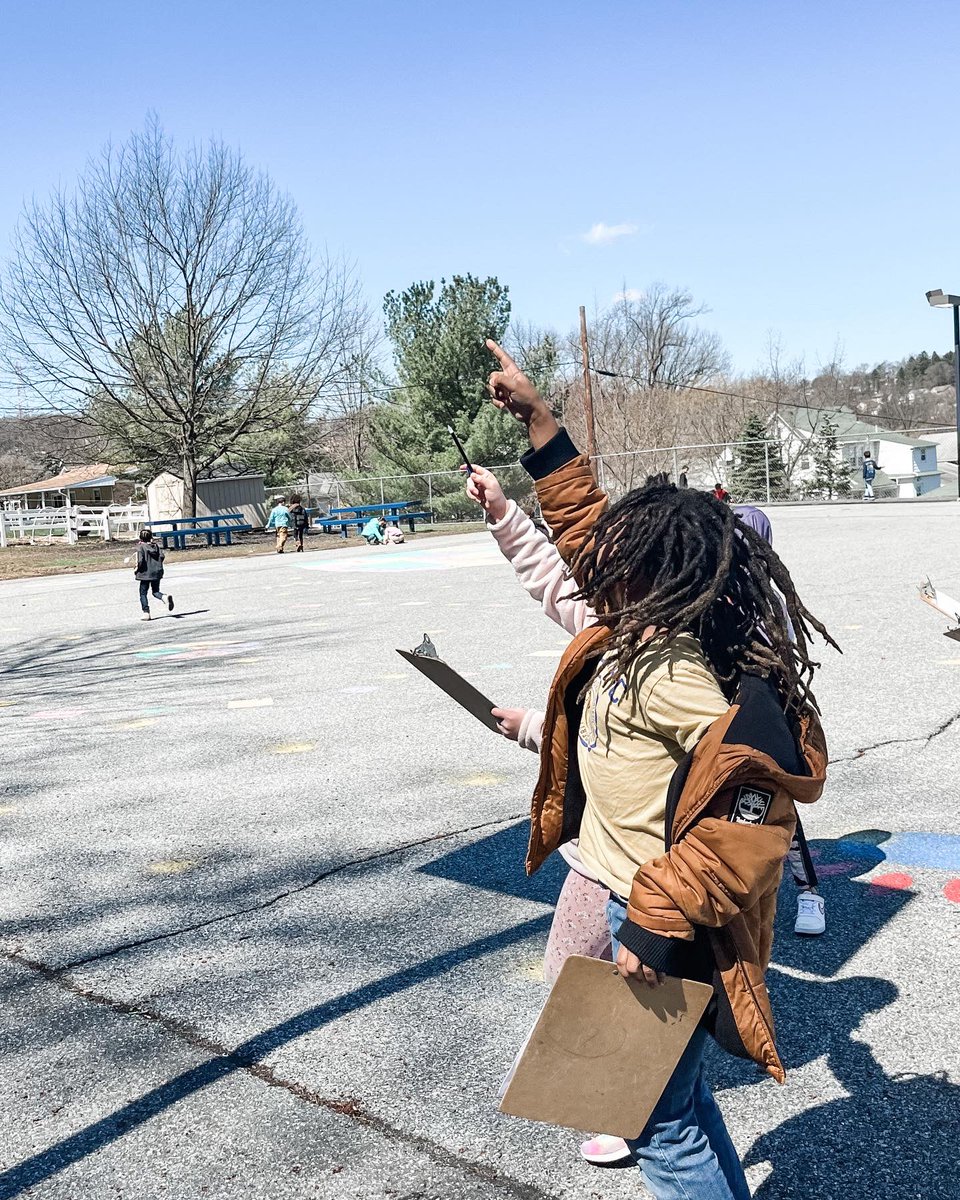 MrsSelvaggio's tweet photo. Took advantage of the break in rainy weather to look for quadrilaterals and right angles outdoors! Math is everywhere. 
@BASDFtHill @BethlehemAreaSD https://t.co/ClN1OGQrAk