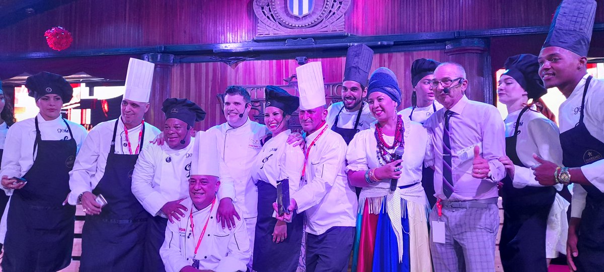 Con un show de #ChefFarandula y la entrega de reconocimientos cierra sus puertas el Encuentro de culinaria del #SRMACuba <a href="/EGREMOFICIAL/">EGREM</a> <a href="/CubarteES/">Cubarte</a> <a href="/MeliaCuba/">Meliá Cuba</a> <a href="/HNCuba/">Hotel Nacional Cuba</a>