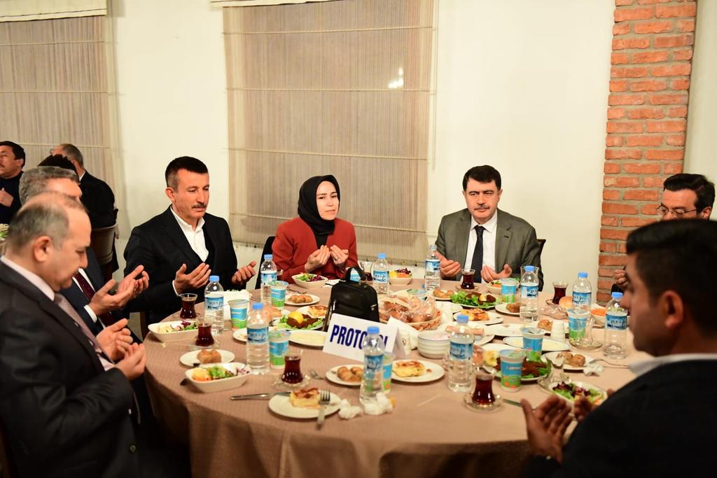 RomHakDer's tweet photo. 8 Nisan Dünya Romanlar Günü için Ankara Valiliği ve Altındağ Belediyesi işbirliği ile düzenlenen iftar buluşmasına katıldık. Ankara Valisi Vasip Şahin'e, Altındağ Belediye Başkanı Asım Balcı'ya, Ankara Milletvekili Asuman Erdoğan'a ve tüm konuklara teşekkür ederiz. https://t.co/NB14v3LJPW