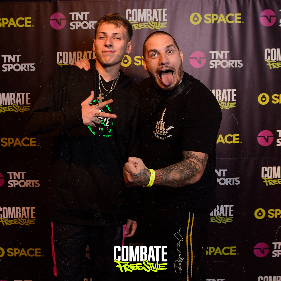Combatefree's tweet photo. Un finde tranquilo. Al que le terminan pasando cosas 😂
#CombateFreestyle #CombateFree #CombateInternacional #Misio #Sub https://t.co/U53slyoZyE
