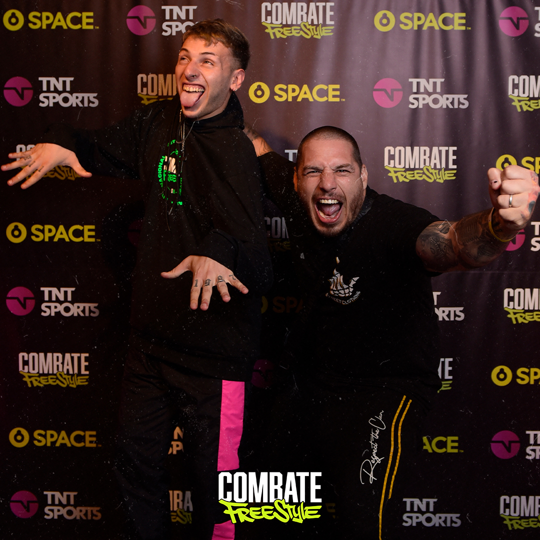 Combatefree's tweet photo. Un finde tranquilo. Al que le terminan pasando cosas 😂
#CombateFreestyle #CombateFree #CombateInternacional #Misio #Sub https://t.co/U53slyoZyE