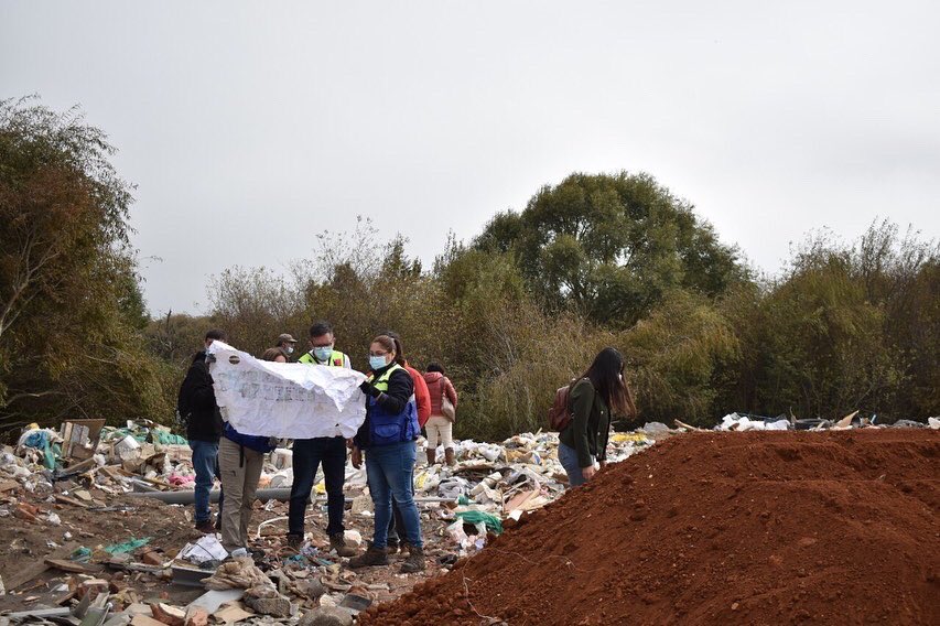 HumedalG's tweet photo. Este viernes se fiscalizó el vertedero ilegal que se encuentra en nuestro humedal junto a la @DPPBiobio @hualpenciudad @seremisalud8 @MMAChile @CarabBioBio y nuestro comité. Esperemos se tomen medidas drásticas de una vez por todas. https://t.co/0HOHG9N2fU