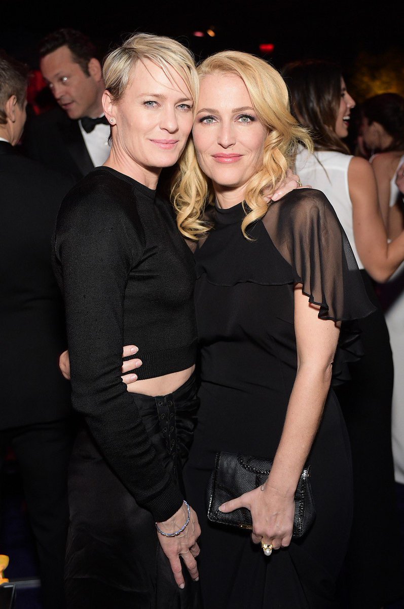 godimsuchadyke's tweet photo. Robin Wright and Gillian Anderson giving stunning lesbian couple has healed me https://t.co/4cCbz49wAq
