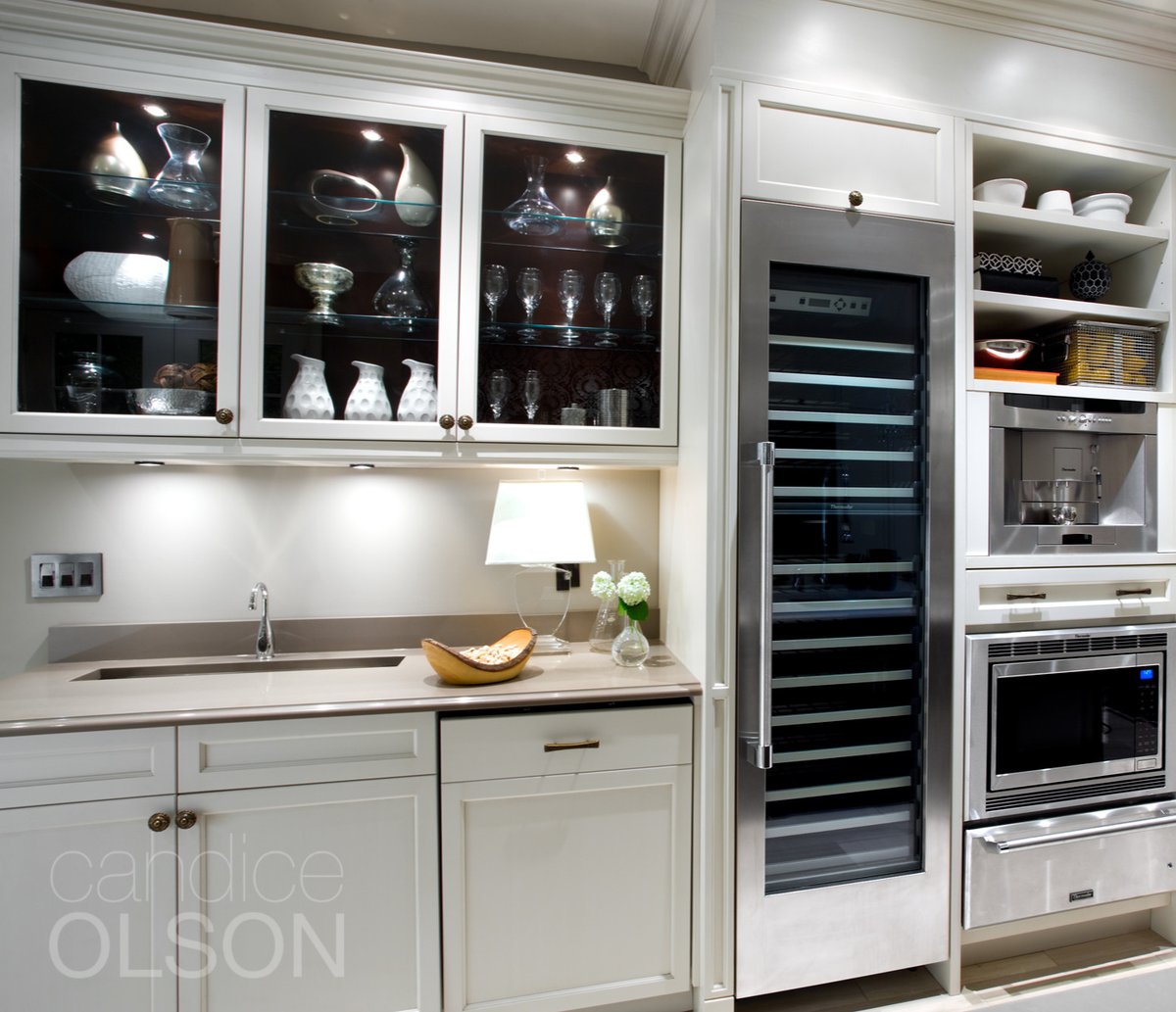 candiceolson_'s tweet photo. Drama in the kitchen. The upper cabinet interiors were painted black and fitted with lighting and glass doors for a dramatic display of this client’s stemware and ceramics collection.

#candiceolson
#kitchendesign
#kitchencabinets
#dramatickitchencabinets
#thermador https://t.co/huQnmxIgeB