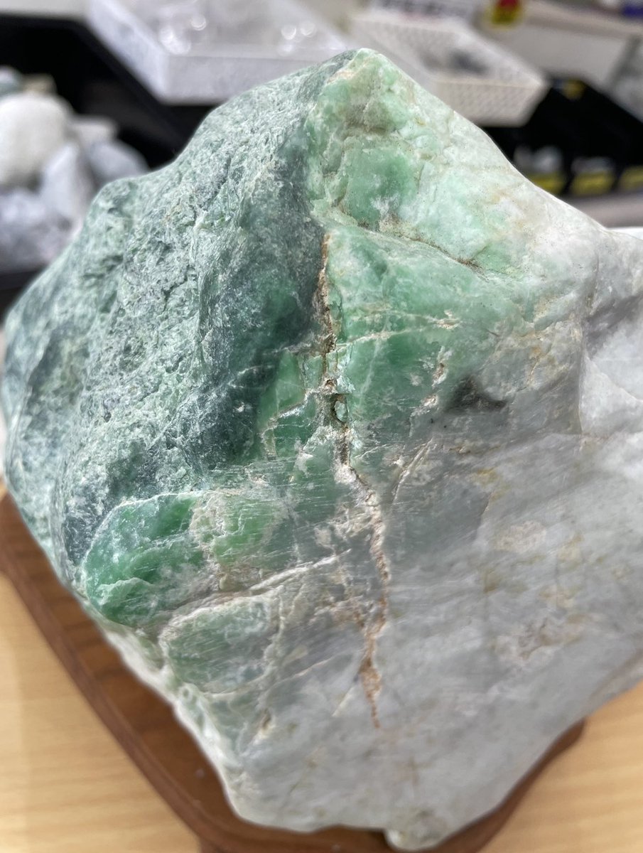 今日のヒスイは、 白地に緑(翠)色がグラデーションに入る金山系の翡翠