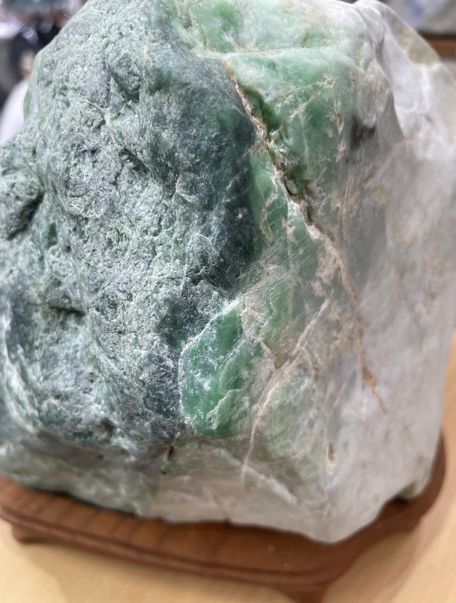 今日のヒスイは、 白地に緑(翠)色がグラデーションに入る金山系の翡翠