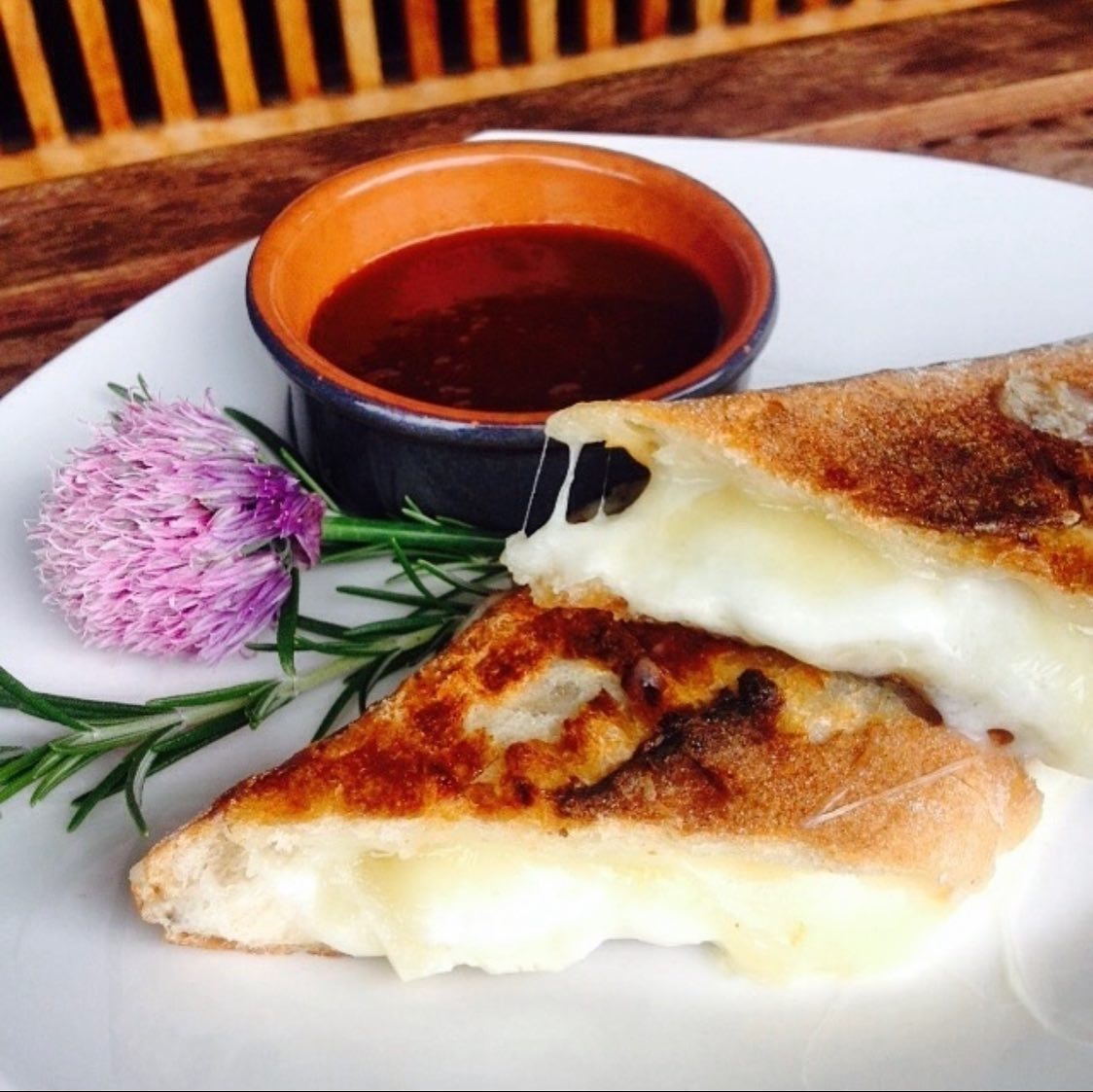 On April 12 come out and support the ALS Society of BC with an amazing fundraiser at Charelli’s Cheese Shop and Delicatessen! 🧀

Between 10 am and 2 pm you can show your support while enjoying delicious grilled cheese with house-made tomato soup. 

oakbaytourism.com/events/nationa…