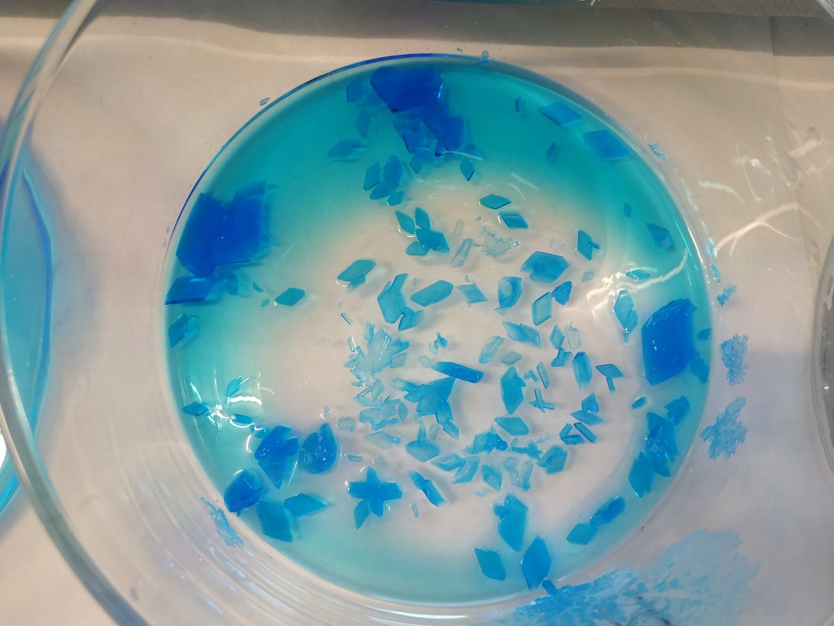 QEscultor's tweet photo. En Muestreo y #OperacionesBasicas de #laboratorio se obtuvieron vistosas #cristalizaciones (ej. Sulfato alúmino potásico) gracias a la "magia" 🎩 de la #química 👩🏿‍🔬para luego filtrar y calcular #rendimiento
🔝 Alumnado 1° #FP laboratorio @iesescultorjuan https://t.co/00ggjRCDDf