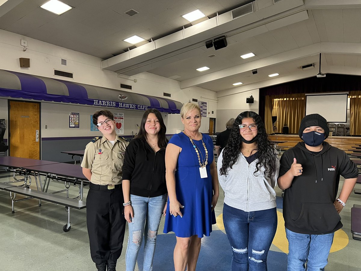 LauraPradoDuran's tweet photo. Sixth grade orientation 💛🖤 Thank you so much Mrs @StronginMarilyn for coming to Harris Elementary to talk to our Harris Hawks 💜 💜💜💜Future Crusaders 💛🖤 #TeamBCSD @HarrisElementa1 #TeamHARRIS @CurranCrusaders #TeamCURRAN https://t.co/nP08e1Ueeh