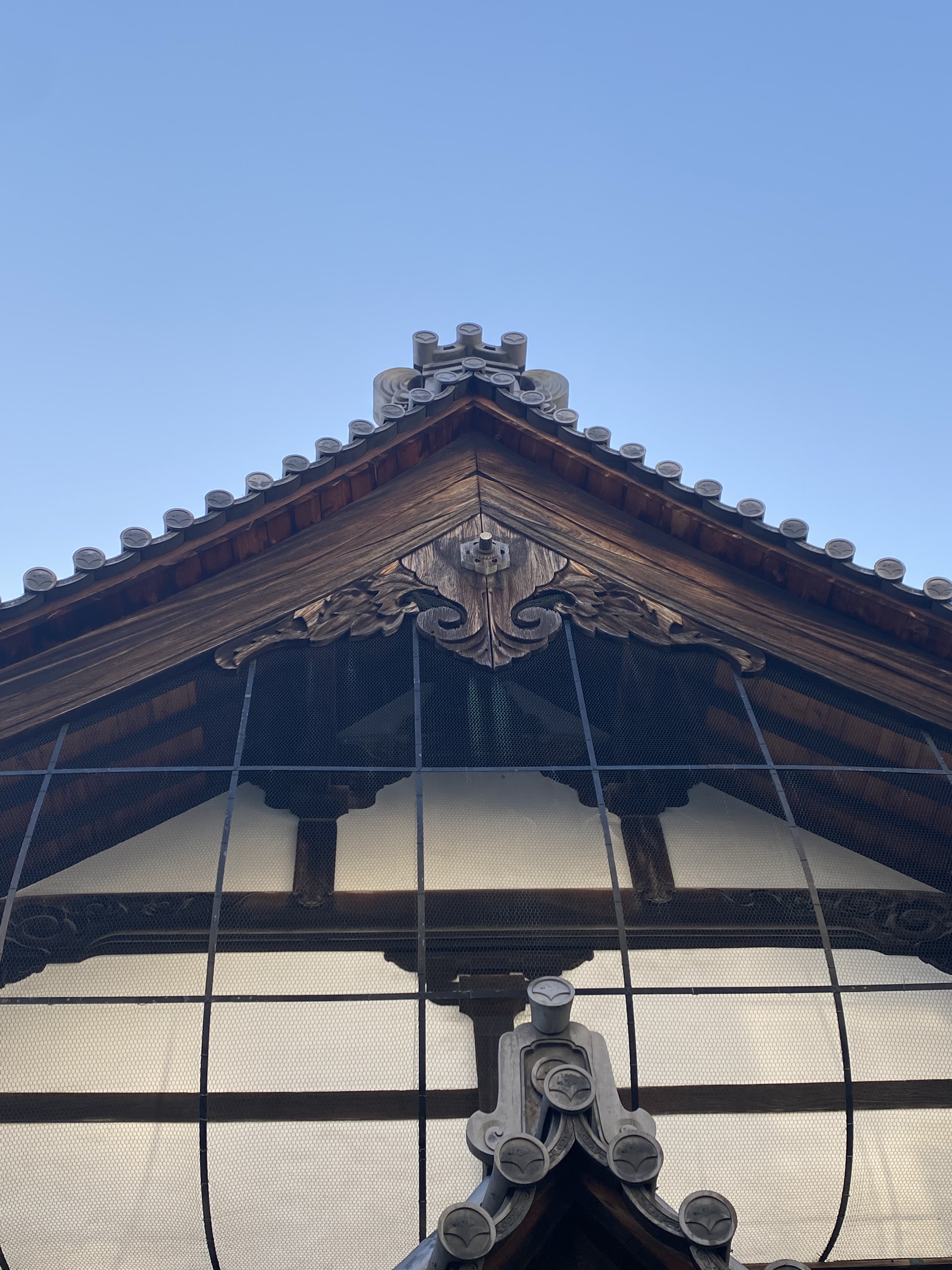 تويتر 大本山本興寺 数珠丸公式アカウント Jyuzumaru Official Account على تويتر 皆様お早う御座います 本日の一枚 仏教建築 懸魚 けぎょ お寺のお堂には一般の建築とは少し違った趣があります 今日ご紹介する懸魚 けぎょ は文字通り 水を表す