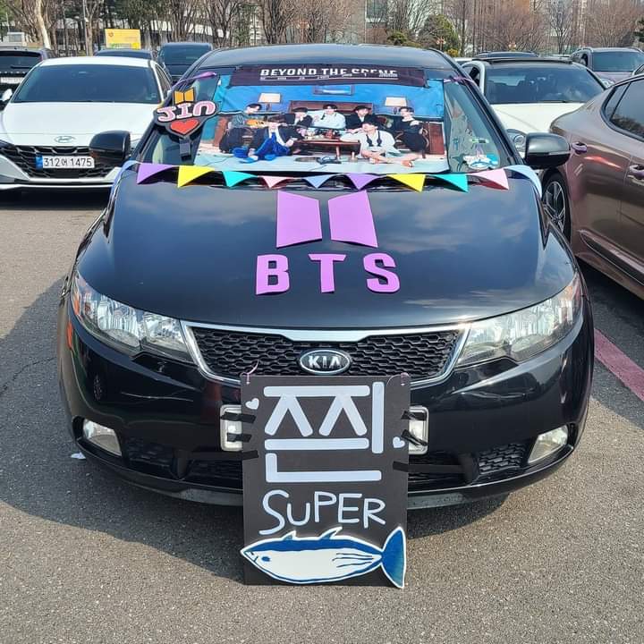 pwrettiess_g's tweet photo. LO UNICO QUE QUIERO ES PODER HACER ESTO CUANDO TENGA MI AUTO COMO TODO UN ADULTO INDEPENDIENTE:

#BTSCONCERT #PTD_ON_STAGE_LV #BTS https://t.co/Flg2JdM6DL