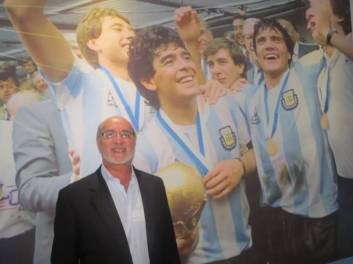 NDPRadio's tweet photo. #AHORA #NubeDePalabras
"No sé cuándo le regaló #DiegoMaradona la camiseta a Steve Hodge, porque mi trabajo era la logística y yo no estaba en el vestuario; no sé cuál le dio" Rubén Moschella, Gerente de selecciones en México 86

Con @diegosehinkman y @cdmanzoni por @fmmilenium https://t.co/yDR6m0HeUP