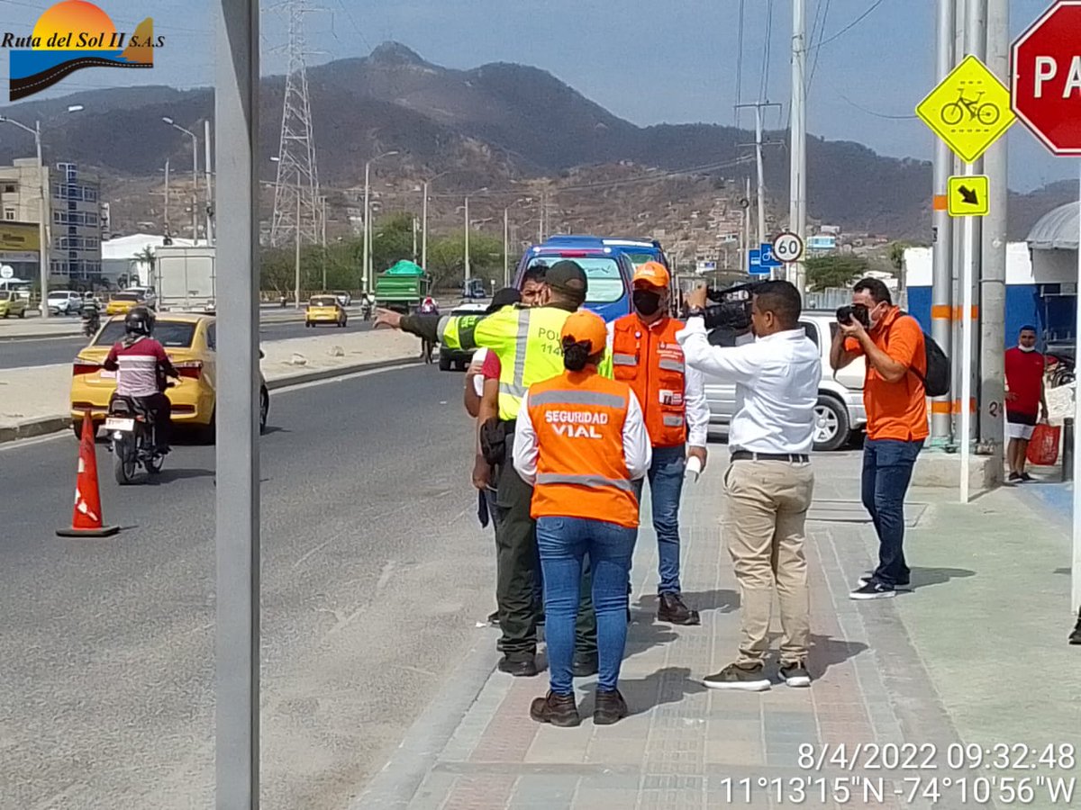 RUTADELSOLII's tweet photo. Hoy iniciamos campaña de seguridad vial de semana santa, en acompañamiento de la policía de transito, en la troncal del caribe.
Tu vida es importante utiliza los puentes peatonales.. https://t.co/W00G3zYi2L