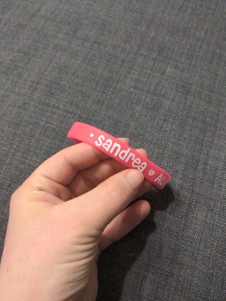 NAaude's tweet photo. @Sandrea26France J'ai encore mon bracelet 😚 C'est fou, en 2014 j'avais 20 ans il est loin le temps des meet up et j'en ai fait quelques un. Maintenant j'ai 28 ans et 2 enfants. 😅 😘 https://t.co/7HDvbVBQs0