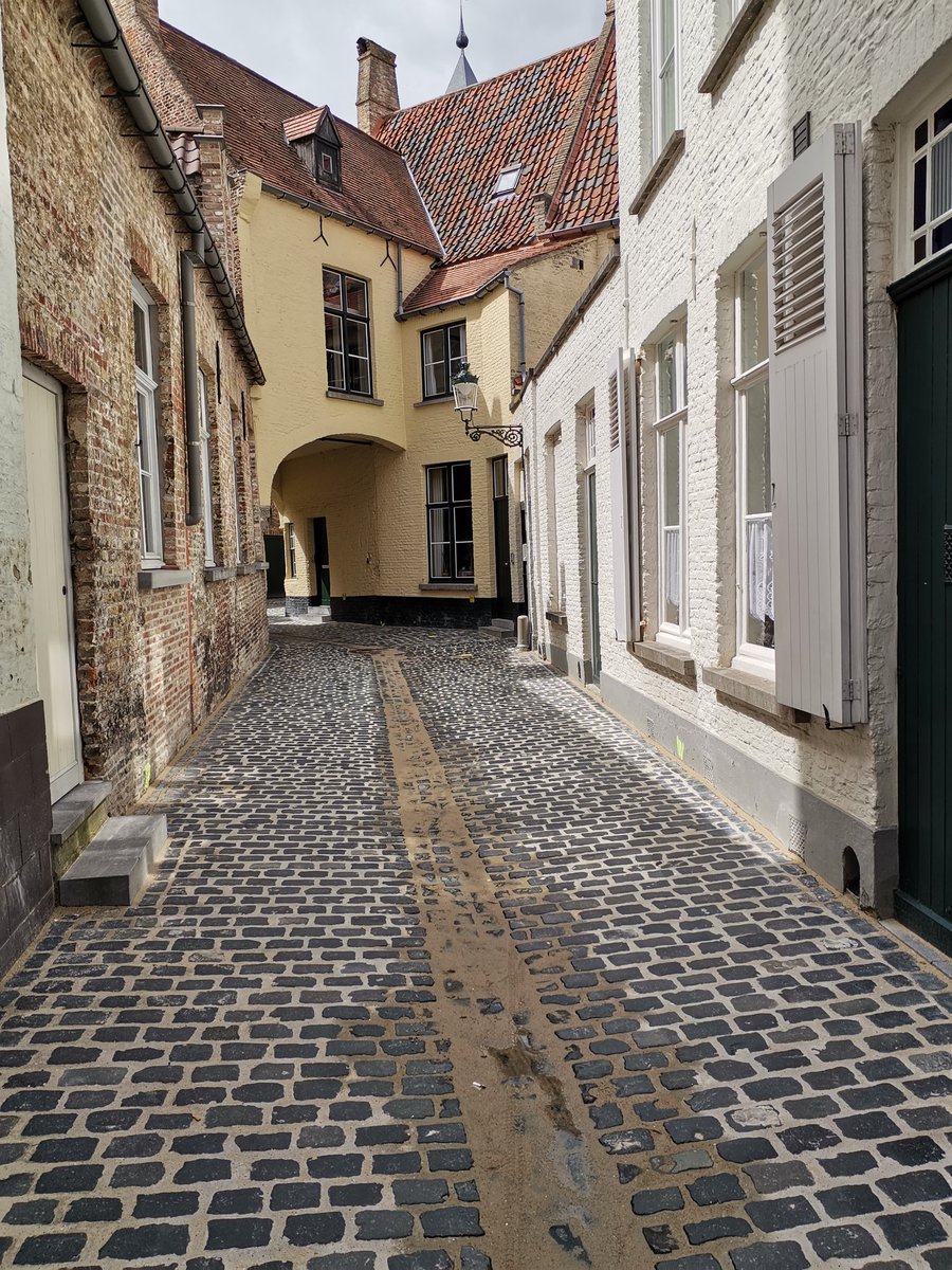 My never ending passion for #strolling in #historic_urban_landscapes... #mysterious_city #Brugge
#بلژیک #بروژ #بافت_تاریخی #منظر_شهری_تاریخی