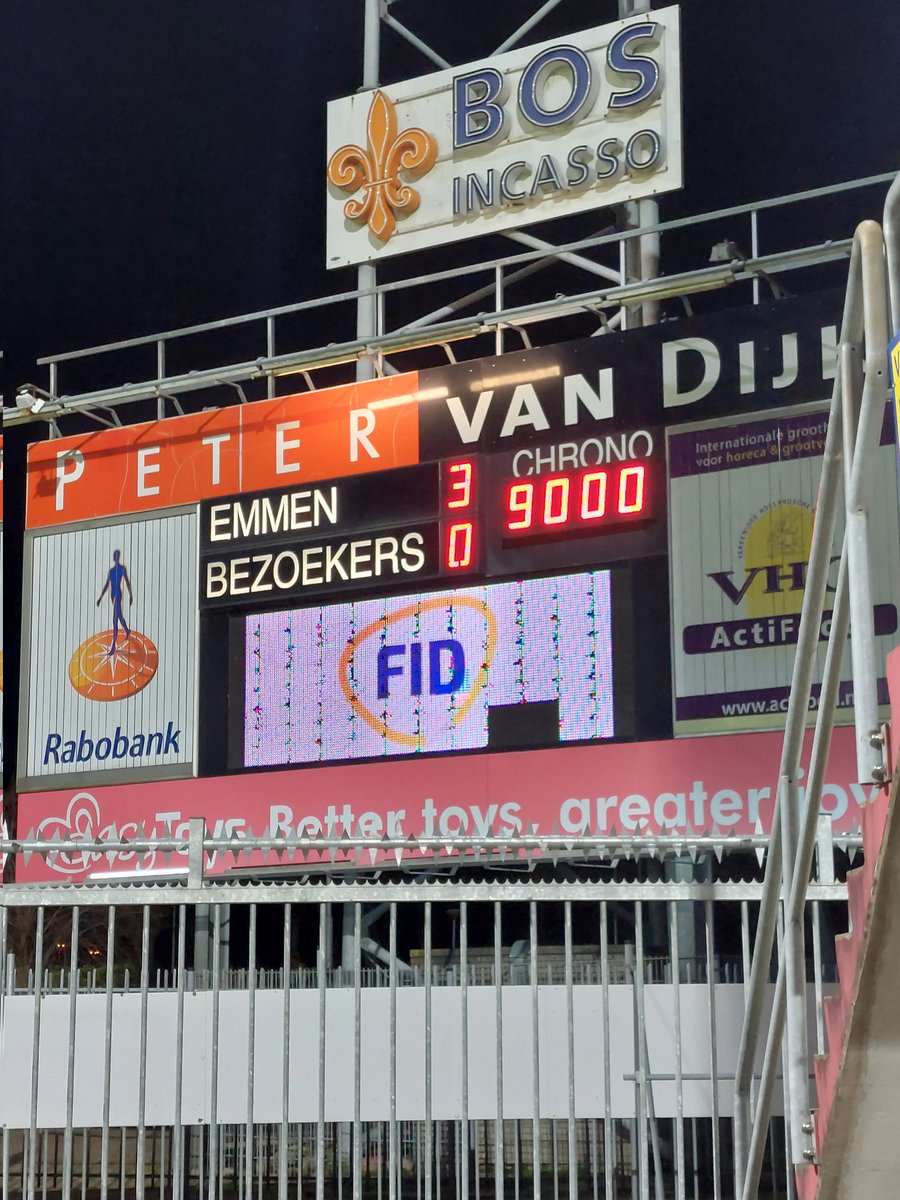 ExelMariek's tweet photo. Jaaaa het was weer super hoor vele mooie spandoeken gezien  mooie actie echt klasse #zuidtribune #emmjaz #bf16 #fcemmen https://t.co/gxbZLCzPQE