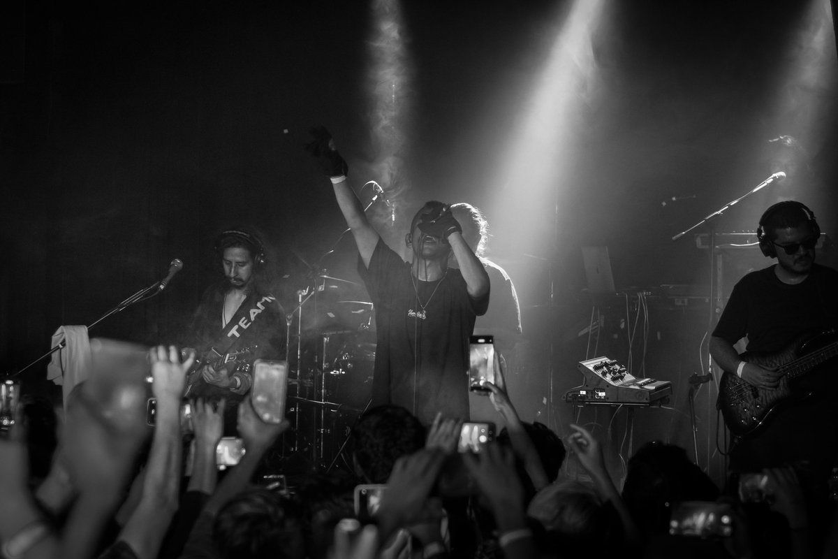 Riveraes_'s tweet photo. Algo en que apostar, algo en que creer...
@LosPetitFellas la semana pasada en Bajo Circuito de la CDMX.
Se logró, traje a casa unos cuantos tiros de una de mis bandas favoritas. El mejor regalo fue ver a los Fellas en vivo una vez más y poder corear todas sus canciones🖤 https://t.co/manZ2YQyEd