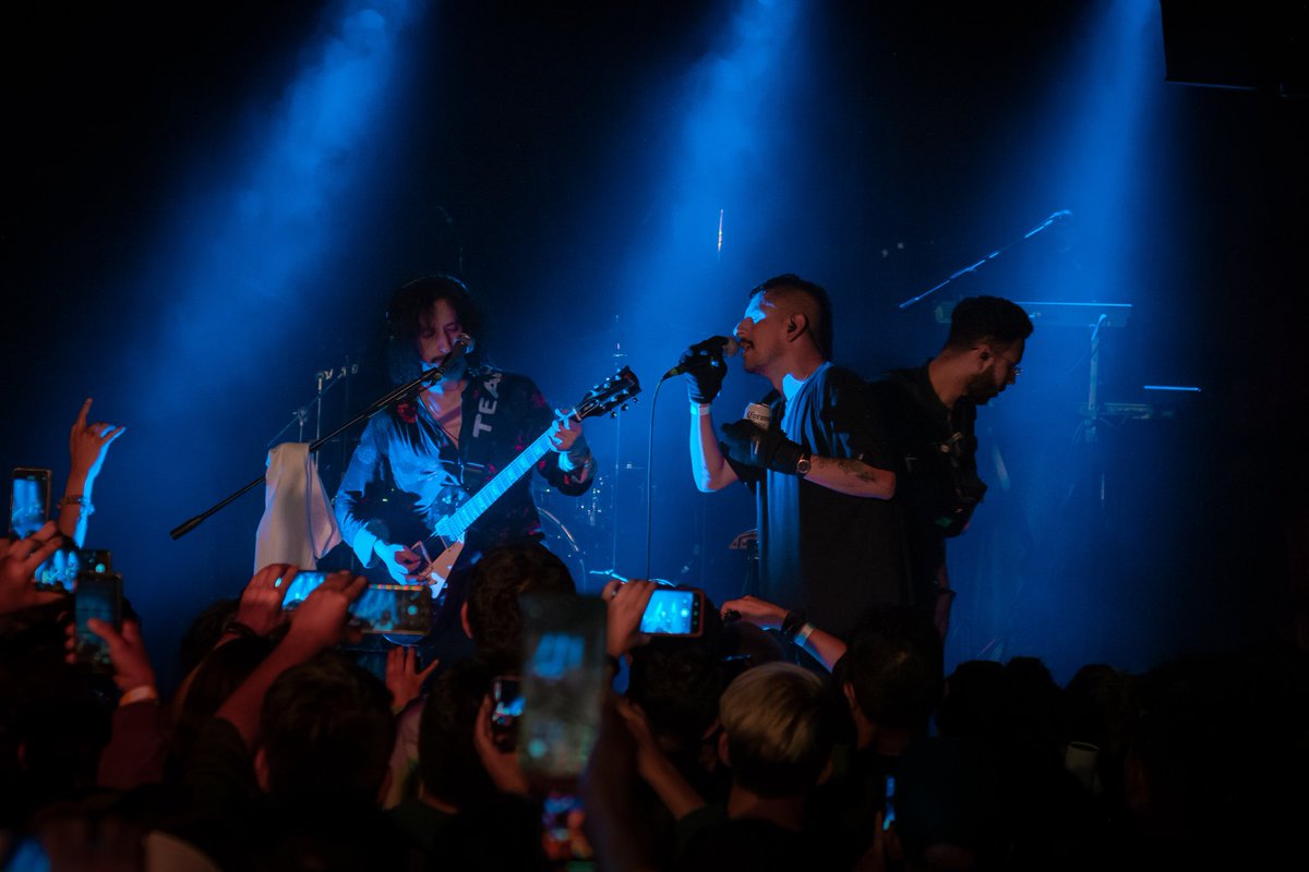 Riveraes_'s tweet photo. Algo en que apostar, algo en que creer...
@LosPetitFellas la semana pasada en Bajo Circuito de la CDMX.
Se logró, traje a casa unos cuantos tiros de una de mis bandas favoritas. El mejor regalo fue ver a los Fellas en vivo una vez más y poder corear todas sus canciones🖤 https://t.co/manZ2YQyEd