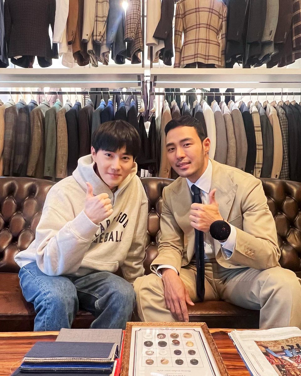 SUHOChile's tweet photo. 220406 ✧ Actualización de la cuenta de twitter de EXO junto a #Suho en un video donde va a escoger su "Traje gris" para el video de su nuevo album.

*Pueden ver el video con este enlace 😊
https://t.co/4eX6Zr5RVC

Cr: weareoneEXO https://t.co/bu25fuhNMT