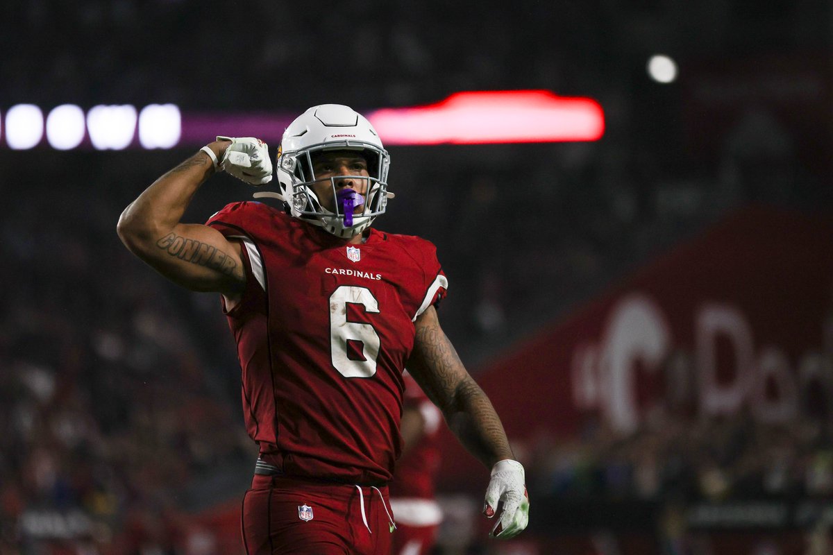NFL's tweet photo. In 2015, @JamesConner_ was rehabbing a torn MCL while also battling Hodgkin’s Lymphoma.

A few weeks ago, the 3rd-round pick signed a three-year extension with the @AZCardinals after a career year. 

A true display of perseverance in every sense of the word. (THREAD ⬇️) https://t.co/wwnbwrnWDJ