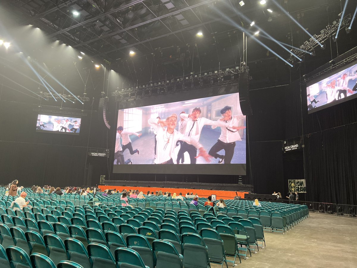 junko99071675's tweet photo. LIVE PLAYใฎไผๅ ดใฎๆงๅญ๐
#BTS_PTD_ON_STAGE_LAS_VEGAS
#PTDLIVEPLAY https://t.co/SwoKOXB75e