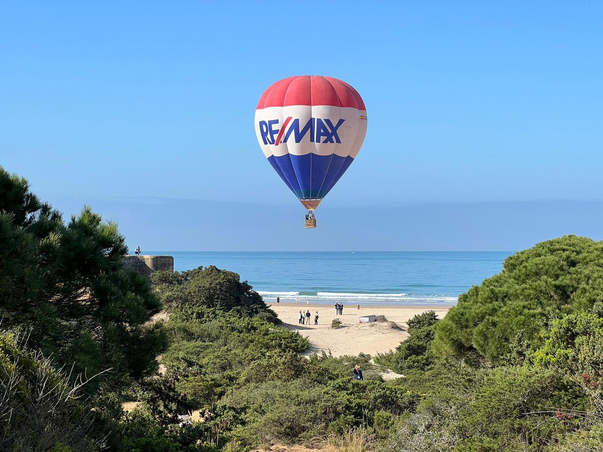 paseosenglobo's tweet photo. Actividad de #globocautivo en la XXVII Convención Nacional de @remax_espana 

#remaxestasentucasa #globoremax #remaxballoon #tetheredballoon #aerodifusion #27yearstogether❤️ https://t.co/SFSJTlbF8P https://t.co/7hsgvotdyF