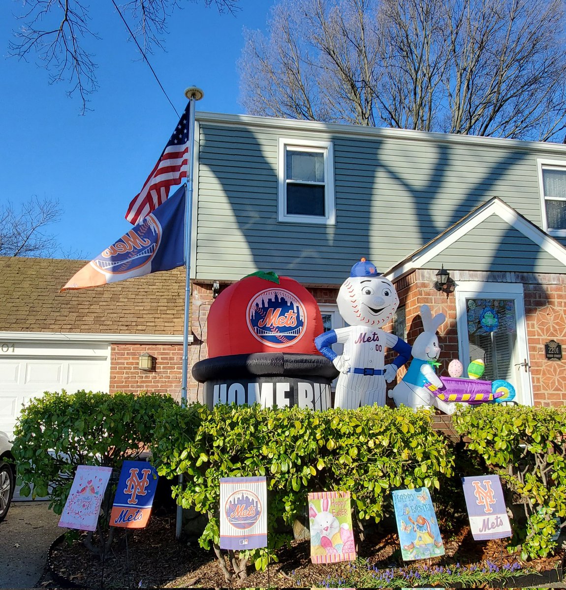 Radeckerchick's tweet photo. When you show off your New York @Mets team loyalty & spirit to your neighbors! Let's goooooo Mets 2022 🧡⚾️💙 @The7Line @The7LineArmy #Homerunapple @MrMet https://t.co/0TZ9z0bwKs