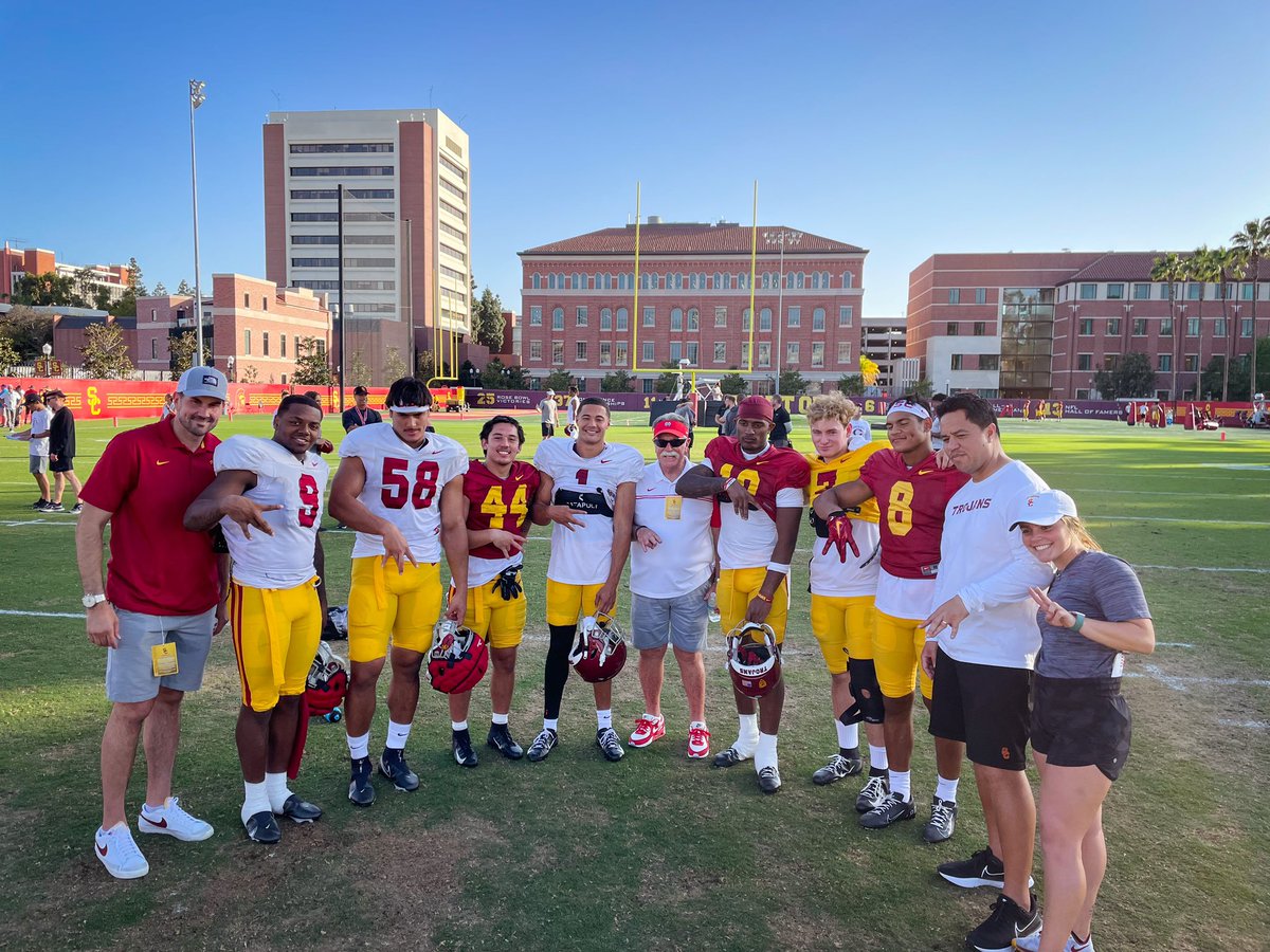 Coach Rollinson &amp; Matt Leinart ‘00 swung by #USC practice yesterday &amp; caught up with a few familiar faces 😁

#3Stripers🦁 ➡️ #Trojans✌️
Raesjon Davis ‘21
Solomon Tuliaupupu ‘18
Josiah Zamora ‘21
Domani Jackson ‘22
Kyron Ware-Hudson ‘21
CJ Williams ‘22
Lenny Vandermade ‘99

\|/