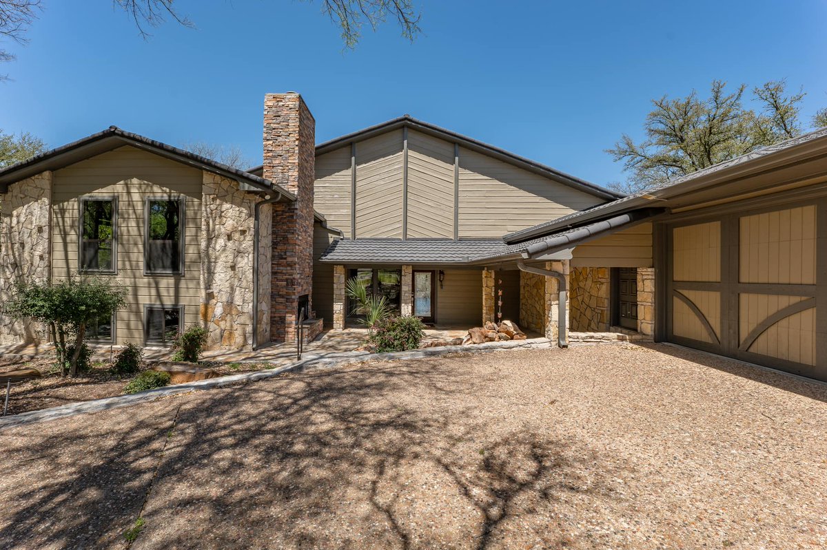 askbriscoe's tweet photo. Just listed!!
6814 Westover Dr. Granbury Tx. 76049
This one of a kind home perfectly situated on the Brazos River has breathtaking views from the tiered &amp; landscaped patio, living spaces and bedrooms. https://t.co/ZVnVn8nwmU