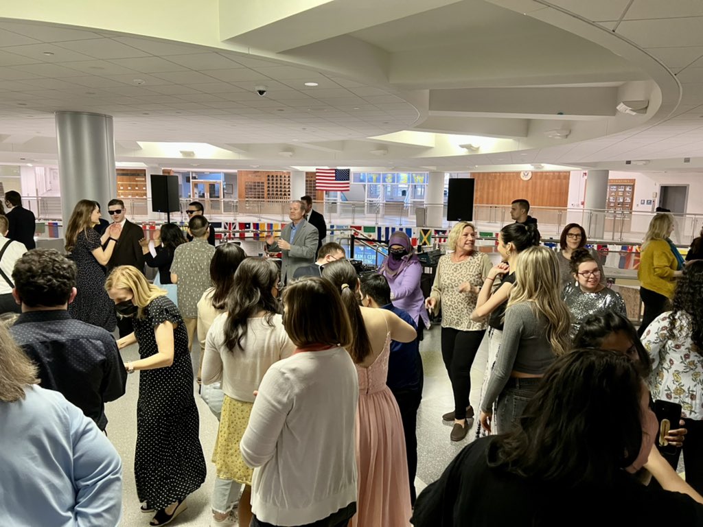 Prom is poppin’ right now students from <a href="/Maine_East/">Maine East HS</a>, <a href="/Maine_South/">Maine South HS</a>, &amp; <a href="/Maine_West/">Maine West</a>! #207now