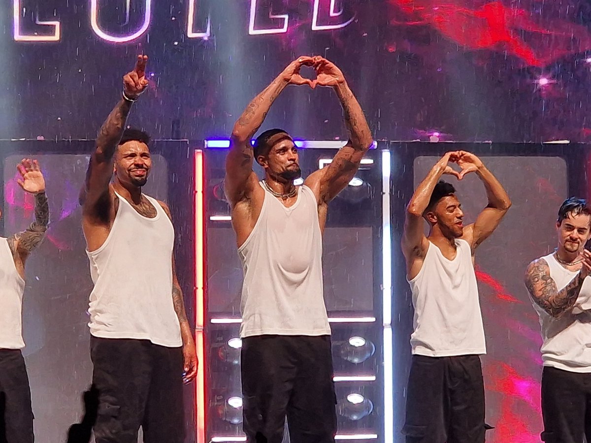 Kellyy2312's tweet photo. Thank you for an amazing night! The stories you guys tell are just incredible. The passion you all put in words cannot describe!! ✌️😍 @Diversity_Tweet @AshleyBanjo https://t.co/FT3JYnOcrd